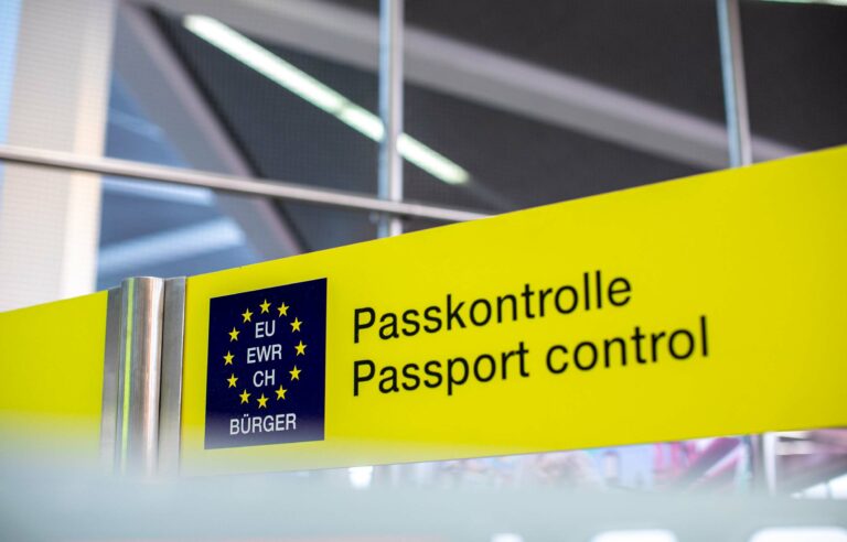 Wichtige Personenfreizügigkeit für den Schweizer Arbeitsmarkt. Am 24. Juni 2024 hat das SECO den aktuellen Bericht des Observatoriums zum Freizügigkeitsabkommen publiziert. Das Bild zeigt dazu die Passkontrolle an einem Flughafen mit dem EU-Logo drauf.