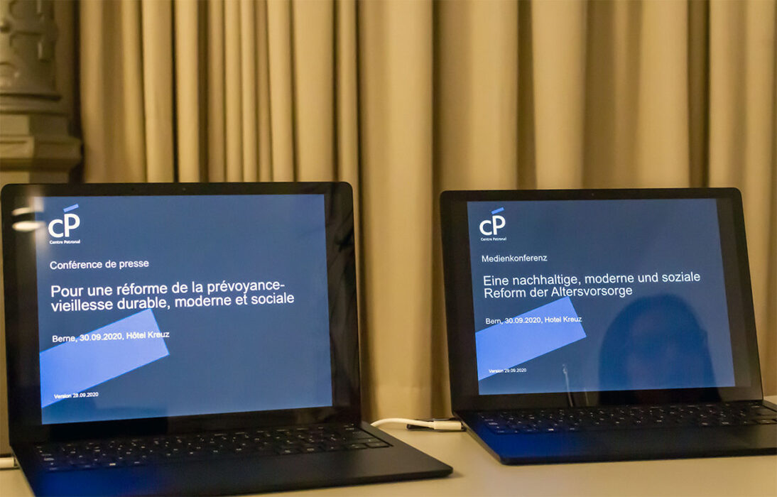 Beitragsjahre anstelle eines gesetzlichen Rentenalters. Das Bild zeigt zwei Laptops mit den slides in DE/FR des Modells von Centre Patronal anlässlich der Medienkonferenz.