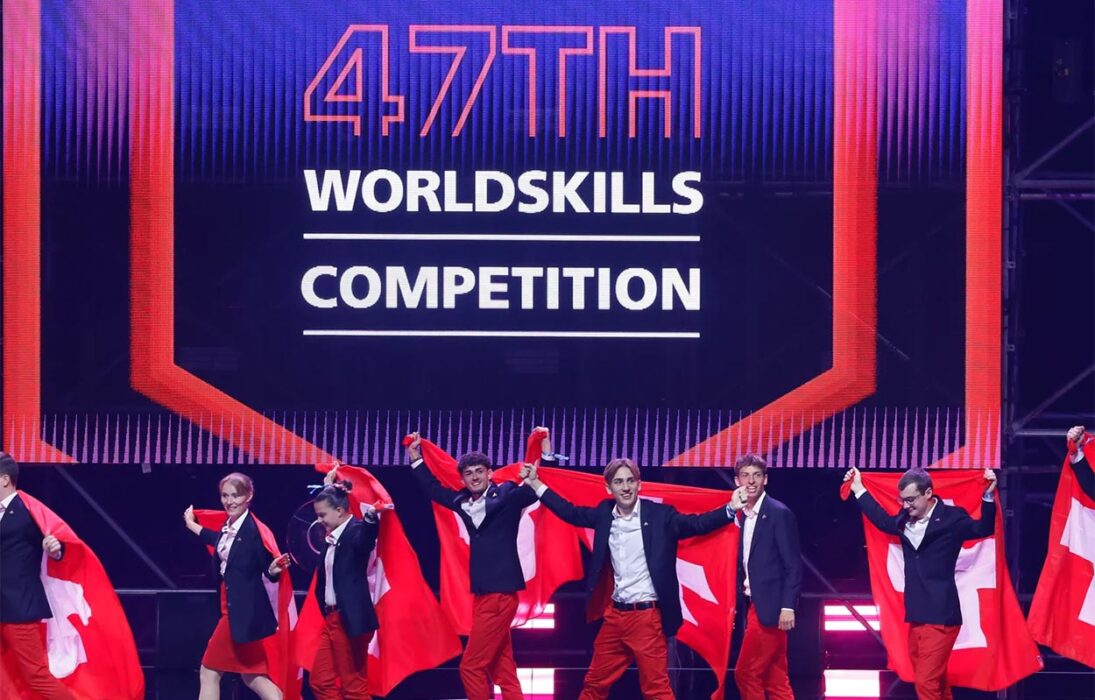 Begeisternde-Berufsbildung-an-den-Weltmeisterschaften. Im Bild einen Teil des National-Teams beim Auftritt an den WorldSkills in Lyon 2024.