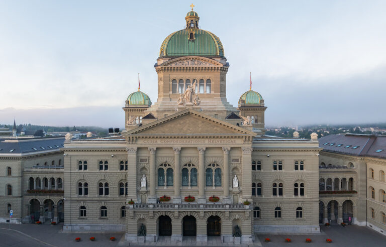 Weihnachtsmenue-und-Zwischenergebnisse-der-Wintersession. Das Bild zeigt die Nordfassade des Bundeshauses.