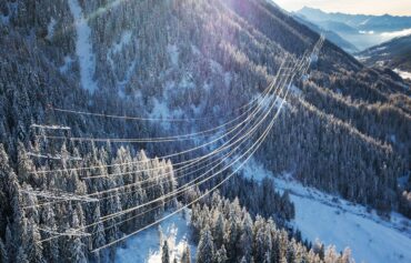 Die Schweiz braucht mehr Strom. Im Bild ist eine Hochspannungsleitung in einem winterlichen Tal in der Schweiz.