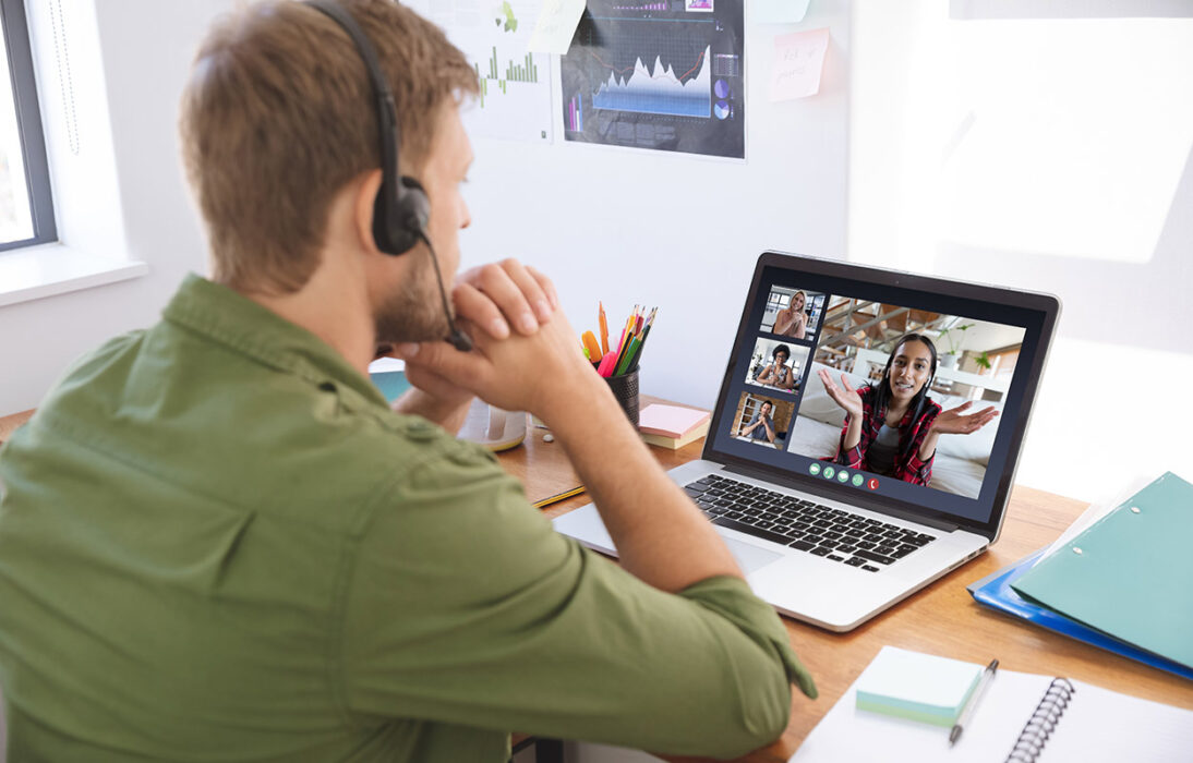 Lockerung der Vorschriften für Telearbeit. Im Bild ist ein Arbeitnehmer im Homeoffice vor seinem Laptob in einer Videokonferenz.